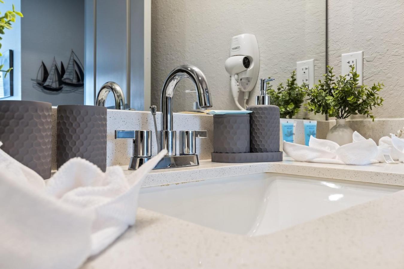 Central Avenue 2 Bed Mins From Tropicana Field St. Petersburg Exterior photo